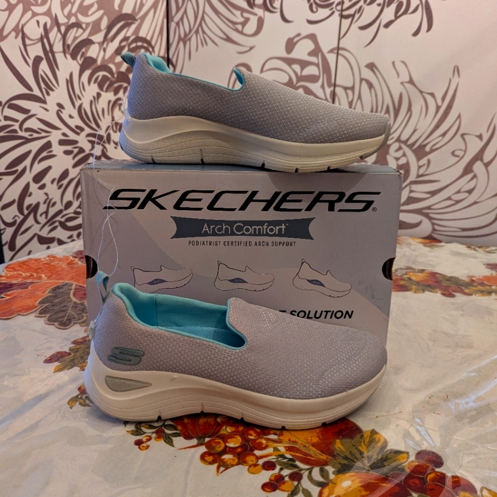 Skechers slip-ons seven and a half women's